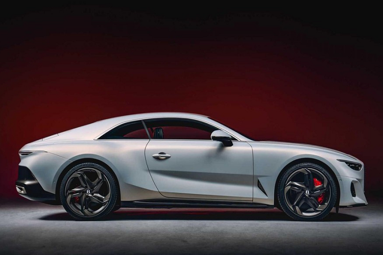 Trên Mulliner Batur đương nhiên vẫn có những chi tiết ngoại thất đặc trưng của thương hiệu Bentley như lưới tản nhiệt và cản trước/sau. Tuy nhiên, so với những mẫu xe Bentley khác, Mulliner Batur lại đi kèm lưới tản nhiệt có thiết kế cứng cáp và khí động lực học hơn.