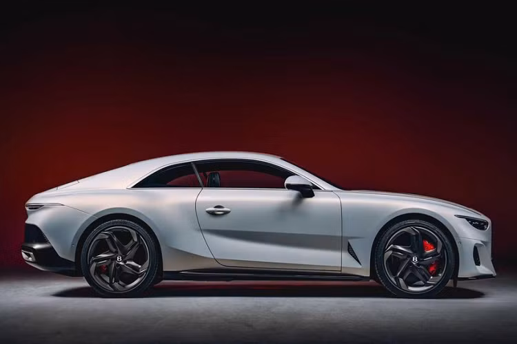 Trên Mulliner Batur đương nhiên vẫn có những chi tiết ngoại thất đặc trưng của thương hiệu Bentley như lưới tản nhiệt và cản trước/sau. Tuy nhiên, so với những mẫu xe Bentley khác, Mulliner Batur lại đi kèm lưới tản nhiệt có thiết kế cứng cáp và khí động lực học hơn.