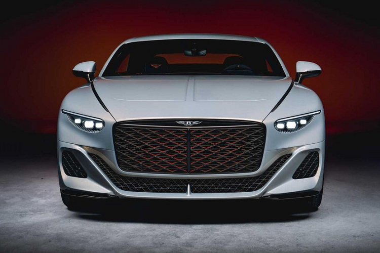 Đồng thời, mẫu xe này cũng được đặt tên theo một hồ nước, giống như Bentley Bacalar. Tuy nhiên, nếu như hồ Bacalar nằm ở Mexico thì hồ Batur lại thuộc đất nước vạn đảo Indonesia. Được phát triển dựa trên Bentley Continental GT, Mulliner Batur sở hữu thiết kế như "mãnh thú đang rình mồi".