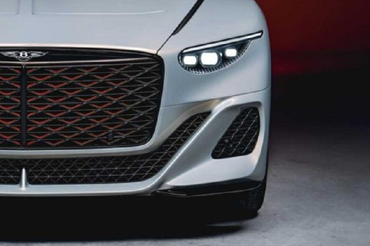 Nằm bên dưới nắp ca-pô của Bentley Mulliner Batur là khối động cơ W12, dung tích 6.0L, sản sinh công suất tối đa 730 mã lực và mô-men xoắn cực đại 738 lb-ft hiện cũng đang được dùng cho Continental GT Speed. Động cơ này kết hợp với hộp số tự động 8 cấp, hệ dẫn động 4 bánh toàn thời gian và khóa vi sai điện tử trên cầu sau.