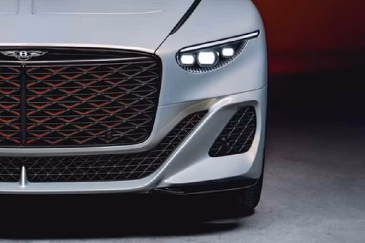 Nằm bên dưới nắp ca-pô của Bentley Mulliner Batur là khối động cơ W12, dung tích 6.0L, sản sinh công suất tối đa 730 mã lực và mô-men xoắn cực đại 738 lb-ft hiện cũng đang được dùng cho Continental GT Speed. Động cơ này kết hợp với hộp số tự động 8 cấp, hệ dẫn động 4 bánh toàn thời gian và khóa vi sai điện tử trên cầu sau.