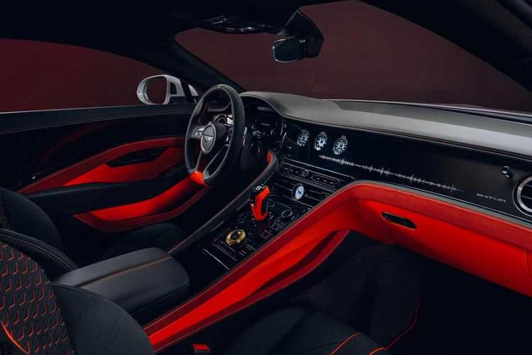 Trong khi đó, thiết kế bên sườn của Bentley Mulliner Batur trông giống một mẫu xe "cơ bắp" nhờ khe gió sau chắn bùn trước, bộ vành 22 inch với thiết kế 5 chấu màu đen và cùm phanh màu đỏ tương phản. So với Bentley Continental GT, Mulliner Batur có thiết kế sườn xe khác biệt hoàn toàn. Chi tiết duy nhất được bê từ Bentley Continental GT sang mẫu xe này chính là gương chiếu hậu.