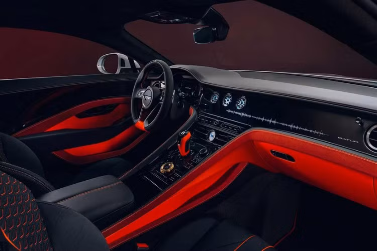 Trong khi đó, thiết kế bên sườn của Bentley Mulliner Batur trông giống một mẫu xe "cơ bắp" nhờ khe gió sau chắn bùn trước, bộ vành 22 inch với thiết kế 5 chấu màu đen và cùm phanh màu đỏ tương phản. So với Bentley Continental GT, Mulliner Batur có thiết kế sườn xe khác biệt hoàn toàn. Chi tiết duy nhất được bê từ Bentley Continental GT sang mẫu xe này chính là gương chiếu hậu.