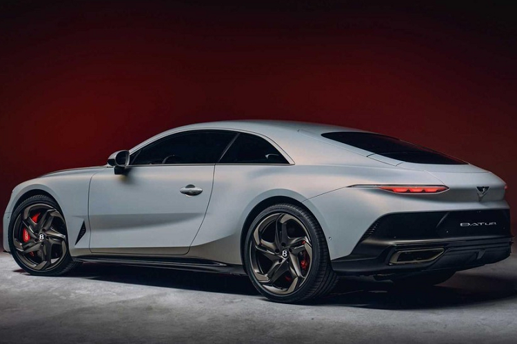 Ngoài động cơ, Bentley Mulliner Batur còn dùng hệ thống treo khí nén với giảm xóc thích ứng, hệ thống đánh lái cầu sau và hệ thống chống lật chủ động có sự hỗ trợ của hệ thống điện 48V giống Continental GT Speed. Đáng tiếc là hiện hãng Bentley chưa công bố giá xe Bentley Mulliner Batur. Chỉ biết rằng, xe có số lượng sản xuất đúng 18 chiếc.