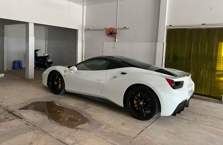 Chủ nhân của siêu xe Ferrari 488 GTB này từng trải nghiệm McLaren 570S, Lamborghini Huracan LP610-4 độ khủng hay Audi R8 V10 Plus. Ảnh: Tuấn Vũ