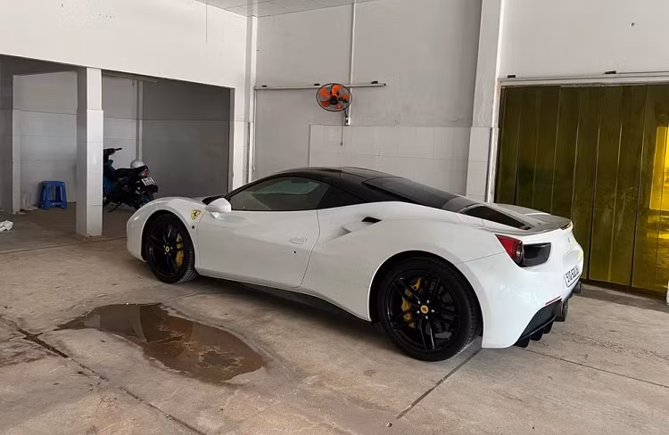 Chủ nhân của siêu xe Ferrari 488 GTB này từng trải nghiệm McLaren 570S, Lamborghini Huracan LP610-4 độ khủng hay Audi R8 V10 Plus. Ảnh: Tuấn Vũ