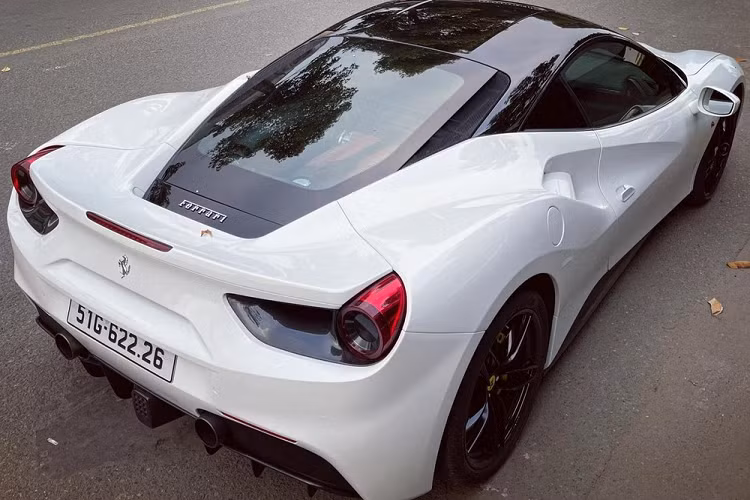 Cận cảnh diện mạo của siêu xe Ferrari 488 GTB mới về làm dâu ở Bạc Liêu.