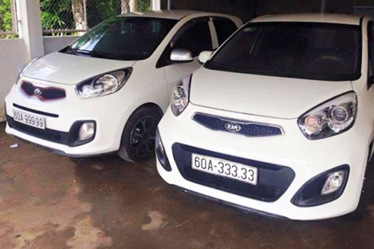 Ngoài chiếc xe Kia Morning mang biển số 30H-999.99 gây sóng gió trên mạng xã hội vào chiều qua, trước đó, còn có không ít xe Kia Morning giá rẻ đeo biển ngũ quý cũng gây xôn xao không kém, thậm chí có xe từng được hỏi mua với giá gấp 2 đến 5 lần giá xe mới và tất nhiên chủ xe gốc đã bán lại kiếm lời.