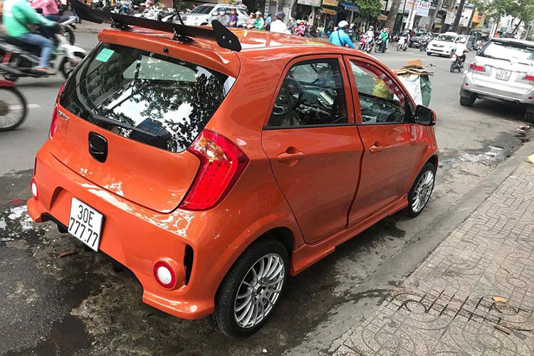 Được biết, chiếc Kia Morning biển ngũ quý 7 này thuộc phiên bản số sàn và có giá khoảng 290 triệu đồng tại Việt Nam chưa kể đăng kí. Sau khi bốc trúng biển đẹp, nó đã được bán lại với giá gần 900 triệu đồng.