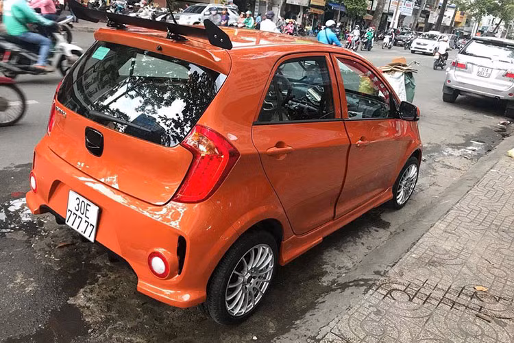 Được biết, chiếc Kia Morning biển ngũ quý 7 này thuộc phiên bản số sàn và có giá khoảng 290 triệu đồng tại Việt Nam chưa kể đăng kí. Sau khi bốc trúng biển đẹp, nó đã được bán lại với giá gần 900 triệu đồng.