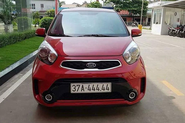 Vào tháng 5/2018, một chủ xe Kia Morning tại Nghệ An bốc được biển 37A-444.44 hay còn gọi là ngũ quý 4 cũng đặc biệt gây chú ý. Nhiều ý kiến trái chiều về mức độ xấu đẹp của tấm biển số này được đưa ra, nếu làm phép trừ 7 cho 3 sẽ ra 4, lúc này, xe có đến 6 con số 4 tức là lục tứ.