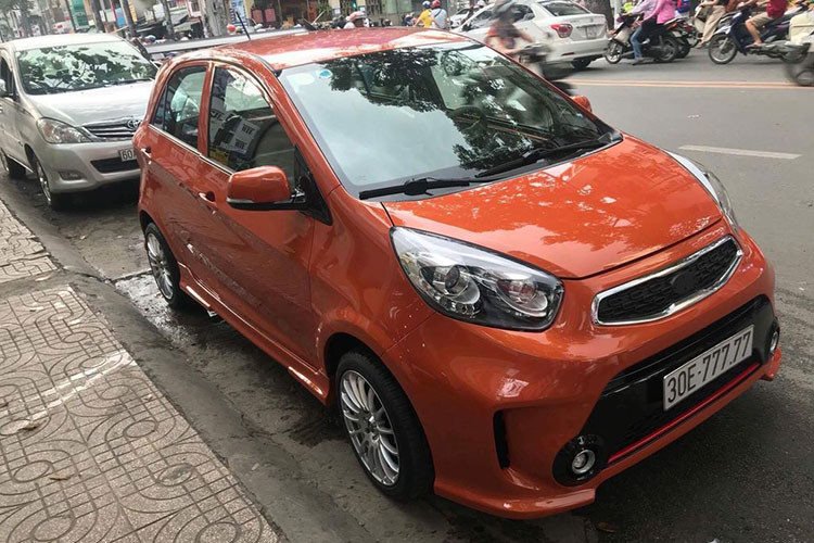 Ngoài chiếc Kia Morning biển lục 9 ra, tay chơi siêu xe ở Hà Nội này còn mua về một chiếc Kia Morning biển ngũ quý khác là con số 7, cụ thể, xe mang biển kiểm soát 30E-777.77.