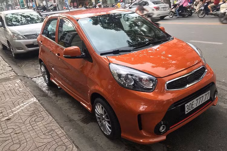 Ngoài chiếc Kia Morning biển lục 9 ra, tay chơi siêu xe ở Hà Nội này còn mua về một chiếc Kia Morning biển ngũ quý khác là con số 7, cụ thể, xe mang biển kiểm soát 30E-777.77.