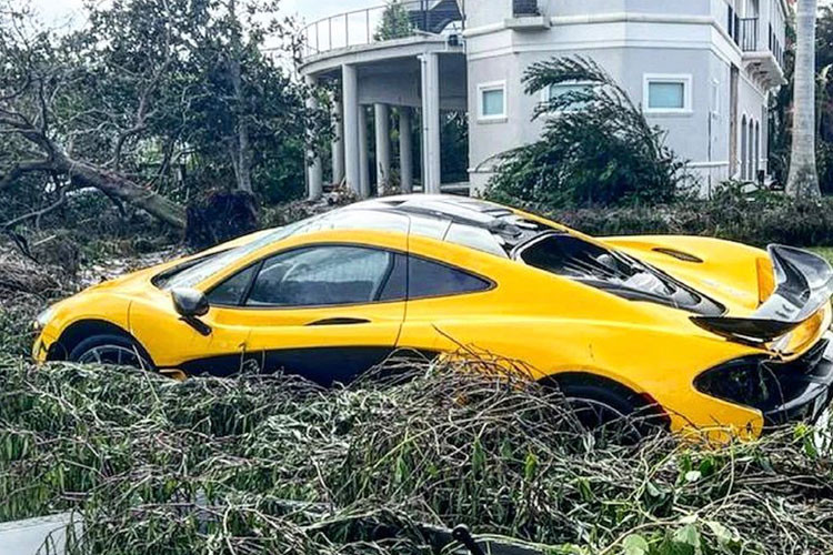 Hình ảnh được đăng trên trang Copart cho thấy xe bị vỡ kính lái và mất gương chiếu hậu bên ghế phụ lái. Ngoài ra, chiếc siêu xe này còn bị hư hỏng ở lip trước.Trang Copart không nói rõ các hệ thống điện trên chiếc siêu xe này còn hoạt động hay không. Tuy nhiên, sẽ không ngạc nhiên nếu phần lớn các hệ thống đều đã bị hỏng, bao gồm cả động cơ.