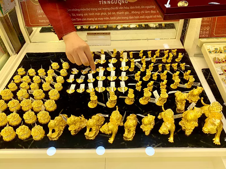 Gia vang hom nay 4/7: Gia thap, cho thoi gom vang