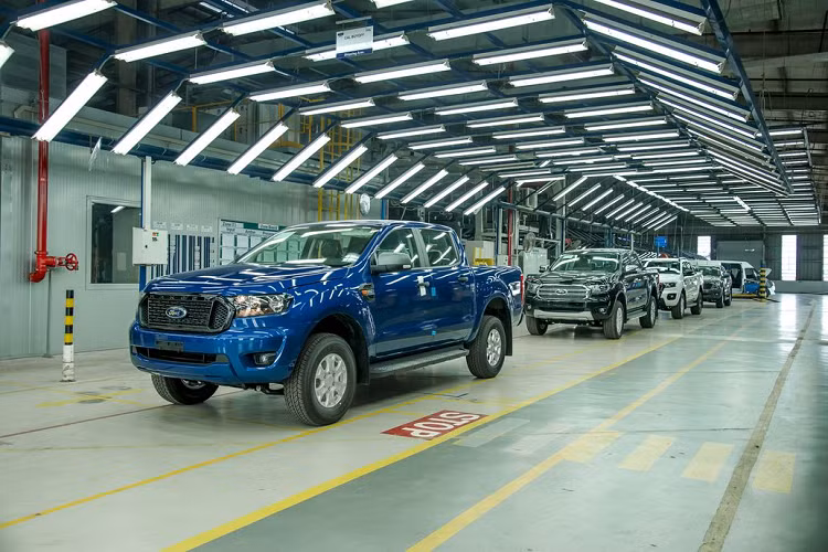 Ford Ranger XLS AT tai Viet Nam 