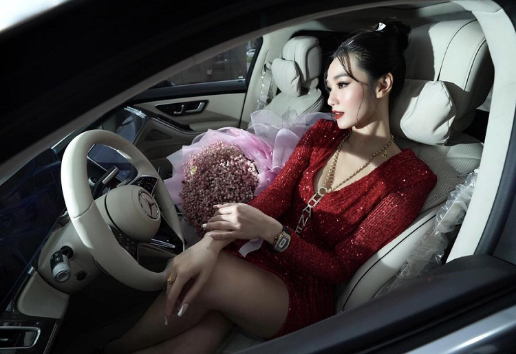 Giá xe Mercedes-Benz S450 L 2022 tại Việt Nam hiện đang có mức niêm yết chính hãng là 5,379 tỷ đồng và tổng chi phí để lăn bánh ước tính khoảng 6,5 tỷ đồng.