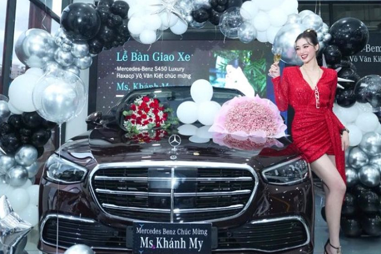 Mới đây, người mẫu, diễn viên Khánh My đã chia sẻ loạt ảnh nhận xế hộp Mercedes-Benz S450 L 2022 mới tậu lên trang cá nhân. Cô hào hứng viết: “Chào mừng em về với đội của chị. Món quà dành tặng riêng cho bản thân. Tháng 9 nhiều may mắn nhé dê”.