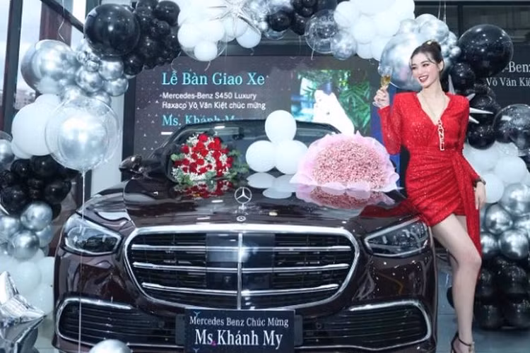 Mới đây, người mẫu, diễn viên Khánh My đã chia sẻ loạt ảnh nhận xế hộp Mercedes-Benz S450 L 2022 mới tậu lên trang cá nhân. Cô hào hứng viết: “Chào mừng em về với đội của chị. Món quà dành tặng riêng cho bản thân. Tháng 9 nhiều may mắn nhé dê”.