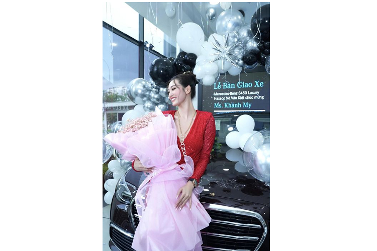 Để sở hữu chiếc S450 Luxury, nữ người mẫu đã đặt hàng từ nhiều tháng trước và đến nay mới nhận được xe. Người mẫu, diễn viên Khánh My từng nổi tiếng với nhiều bộ phim như: Cuối đường băng, Mỹ nhân Sài thành...