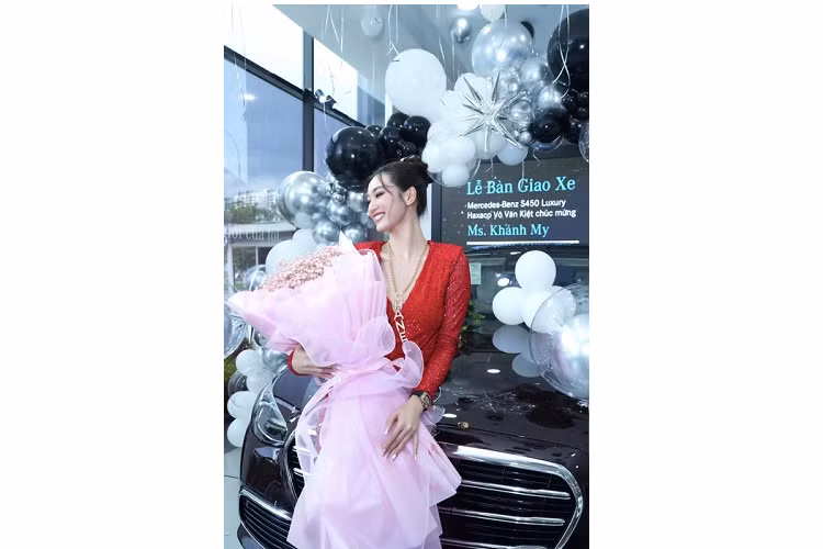 Để sở hữu chiếc S450 Luxury, nữ người mẫu đã đặt hàng từ nhiều tháng trước và đến nay mới nhận được xe. Người mẫu, diễn viên Khánh My từng nổi tiếng với nhiều bộ phim như: Cuối đường băng, Mỹ nhân Sài thành...