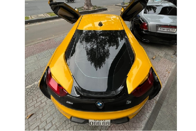 Giá xe BMW i8 tại Việt Nam lúc về nước vào năm 2015 khoảng 8 tỷ đồng, nhưng hiện tại những chiếc xe thể thao BMW i8 đã qua sử dụng chỉ được rao bán lại từ 2,8 tỷ đến 4,3 tỷ đồng tuỳ theo tình trạng xe.