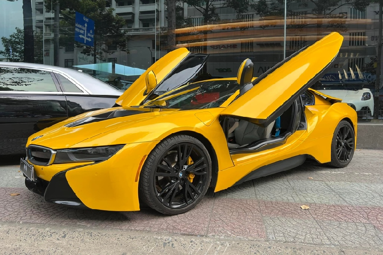 Chiếc xe thể thao BMW i8 có thời gian tăng tốc từ vị trí xuất phát lên 100km/h chỉ trong khoảng thời gian 4,4 giây trước khi đạt vận tốc tối đa 250 km/h. Chỉ với động cơ điện, những chiếc xe thể thao BMW i8 có thể hoàn thành quãng đường dài 35km và đạt vận tốc tối đa 120km/h.