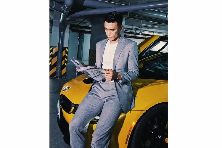 Ngoài i8, thủ môn Bùi Tiến Dũng còn thường xuyên sử dụng rất nhiều mẫu xe sang, siêu xe đình đám khác, không rõ là xe của anh chàng này hay anh mượn của bạn bè.