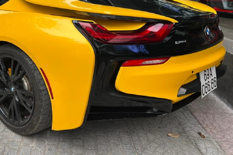 Nguyên bản xe có màu sơn xám bút chì nhưng hiện sở hữu bộ áo vàng rực rỡ, đi kèm nhiều đường viền màu đen thể thao và bộ mâm sơn màu tối. Nội thất xe có ghế ngồi bọc da màu trắng và một vài điểm nhấn màu xanh dương.