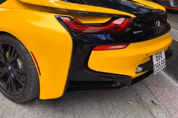 Nguyên bản xe có màu sơn xám bút chì nhưng hiện sở hữu bộ áo vàng rực rỡ, đi kèm nhiều đường viền màu đen thể thao và bộ mâm sơn màu tối. Nội thất xe có ghế ngồi bọc da màu trắng và một vài điểm nhấn màu xanh dương.