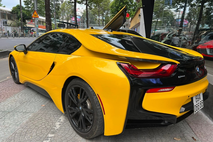 Thủ môn Bùi Tiến Dũng đã từng cầm lái chiếc xe thể thao BMW i8 biển tứ quý 6 này trong một thời gian dài từ năm 2020 sang nửa đầu năm 2021.