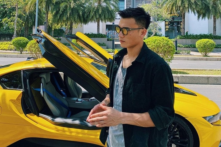 Được biết, thủ môn Bùi Tiến Dũng mua BMW i8 vào khoảng cuối năm 2020, vậy mà bây giờ siêu xe đã có mặt trên thị trường xe cũ. Chiếc xe gây ấn tượng vì diện mạo thể thao và tấm biển số quá đẹp.