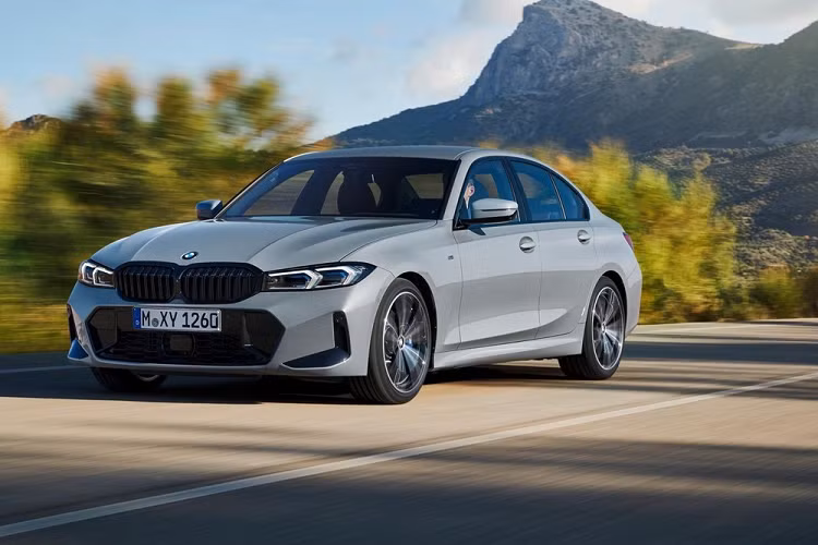 Khi mua BMW 3-Series 2023, khách hàng có thể chọn lựa rất nhiều loại động cơ, tùy theo thị trường. Đầu tiên là động cơ xăng 4 xi-lanh, tăng áp, dung tích 2.0L với công suất tối đa 154 mã lực và mô-men xoắn cực đại 250 Nm dành cho BMW 318i 2023. Tiếp theo là BMW 320i 2023 với động cơ xăng như trên nhưng sở hữu công suất tối đa 181 mã lực và mô-men xoắn cực đại 300 Nm.