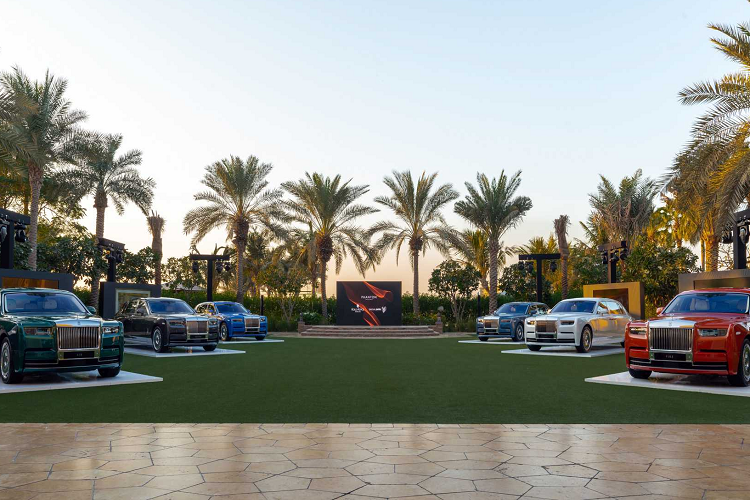 Hãng xe Rolls-Royce cho phép khách hàng tự do và linh hoạt để chế tạo chiếc xe mơ ước của họ với một loạt các tùy chọn riêng. Thương hiệu mới đây đã thể hiện khả năng tùy biến của mình với sáu chiếc xe Rolls-Royce Phantom Series II độc nhất vô nhị mà họ đã tiết lộ tại một sự kiện riêng ở Dubai.