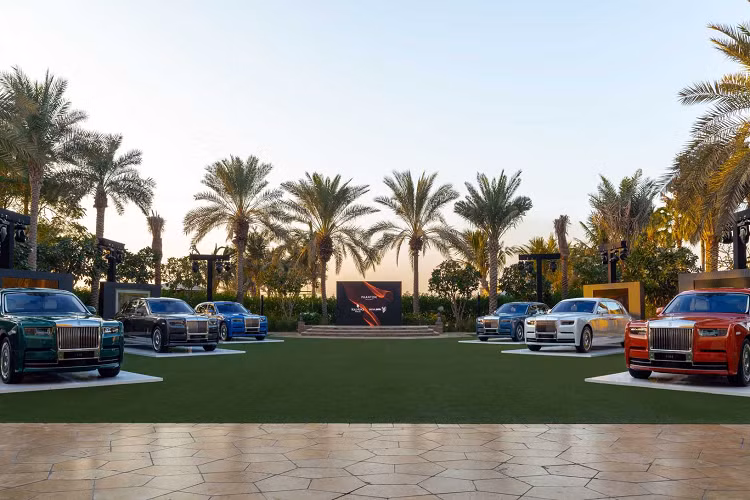 Hãng xe Rolls-Royce cho phép khách hàng tự do và linh hoạt để chế tạo chiếc xe mơ ước của họ với một loạt các tùy chọn riêng. Thương hiệu mới đây đã thể hiện khả năng tùy biến của mình với sáu chiếc xe Rolls-Royce Phantom Series II độc nhất vô nhị mà họ đã tiết lộ tại một sự kiện riêng ở Dubai.