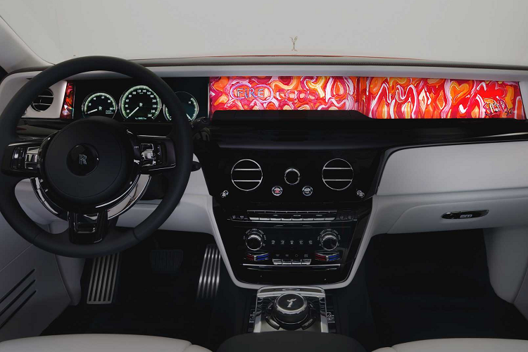 Mỗi chiếc xe cũng bao gồm họa tiết trái tim của Jafri trên đường thân xe được vẽ thủ công và một bệ chạm khắc cho mỗi bức tượng Spirt of Ecstasy của mỗi chiếc xe.