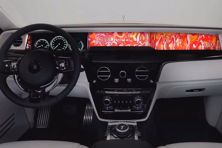 Mỗi chiếc xe cũng bao gồm họa tiết trái tim của Jafri trên đường thân xe được vẽ thủ công và một bệ chạm khắc cho mỗi bức tượng Spirt of Ecstasy của mỗi chiếc xe.