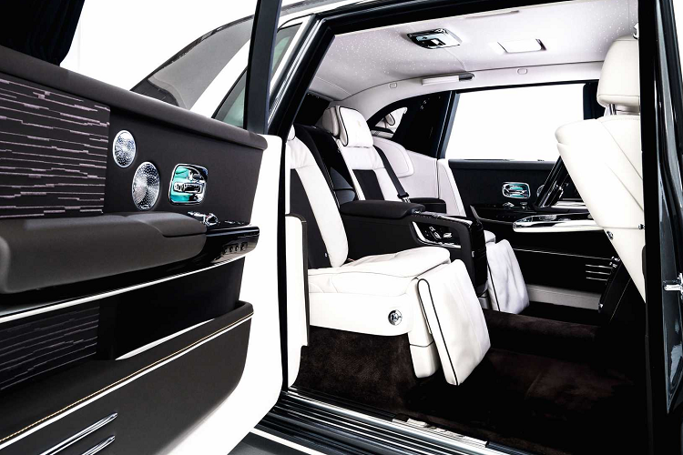 Những chiếc xe Rolls-Royce Phantom của Sacha Jafri được thiết kế để đại diện cho năm yếu tố gió, nước, không khí, đất, lửa và nhân loại, liên quan đến “Hành trình của nhân loại” của Jafri. Tác phẩm nghệ thuật này giữ kỷ lục Guinness thế giới chính thức là bức tranh canvas lớn nhất từng được sản xuất.