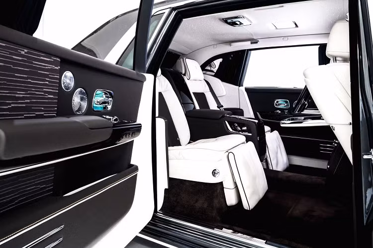 Những chiếc xe Rolls-Royce Phantom của Sacha Jafri được thiết kế để đại diện cho năm yếu tố gió, nước, không khí, đất, lửa và nhân loại, liên quan đến “Hành trình của nhân loại” của Jafri. Tác phẩm nghệ thuật này giữ kỷ lục Guinness thế giới chính thức là bức tranh canvas lớn nhất từng được sản xuất.