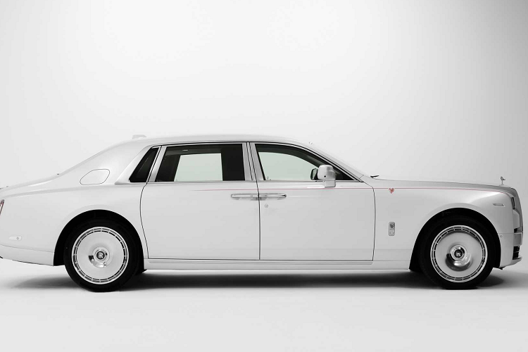 Rolls-Royce cũng cung cấp cho mỗi chiếc Phantom một NFT (mã thông báo không thể thay thế) mà chủ sở hữu có thể bán, với mỗi giao dịch dẫn đến tiền bản quyền được trả vào ví kỹ thuật số để gây quỹ cho các khoản đóng góp từ thiện trong tương lai.