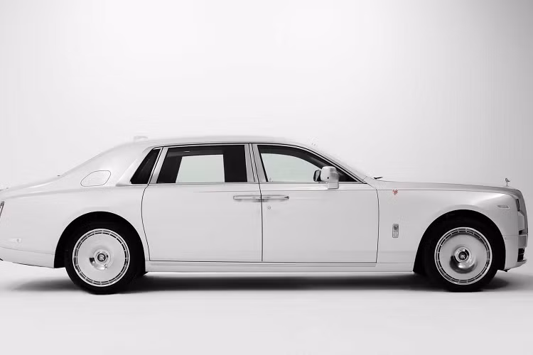 Rolls-Royce cũng cung cấp cho mỗi chiếc Phantom một NFT (mã thông báo không thể thay thế) mà chủ sở hữu có thể bán, với mỗi giao dịch dẫn đến tiền bản quyền được trả vào ví kỹ thuật số để gây quỹ cho các khoản đóng góp từ thiện trong tương lai.