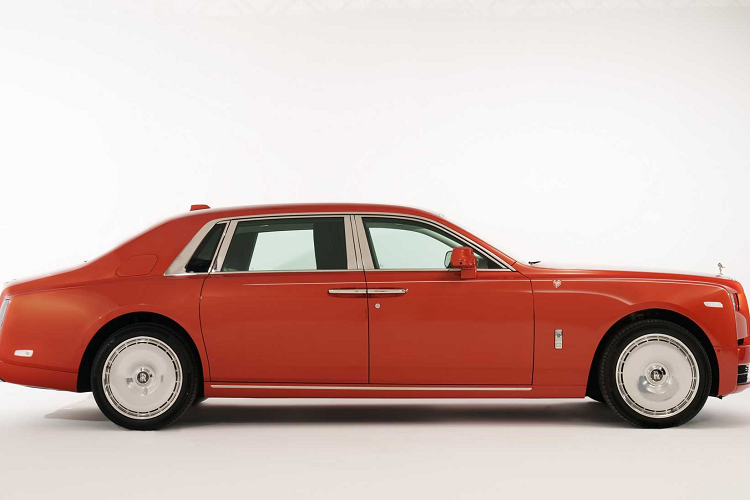 Rolls-Royce đã cập nhật Phantom phiên bản Facelift vào đầu năm nay. Series II được trang bị hệ thống lưới tản nhiệt chiếu sáng giống như chiếc Ghost nhỏ hơn, bánh xe có thiết kế cổ điển và những điều chỉnh nhỏ khác đối với chiếc xe sang cỡ lớn, có sẵn trong cấu hình chiều dài cơ sở kéo dài.