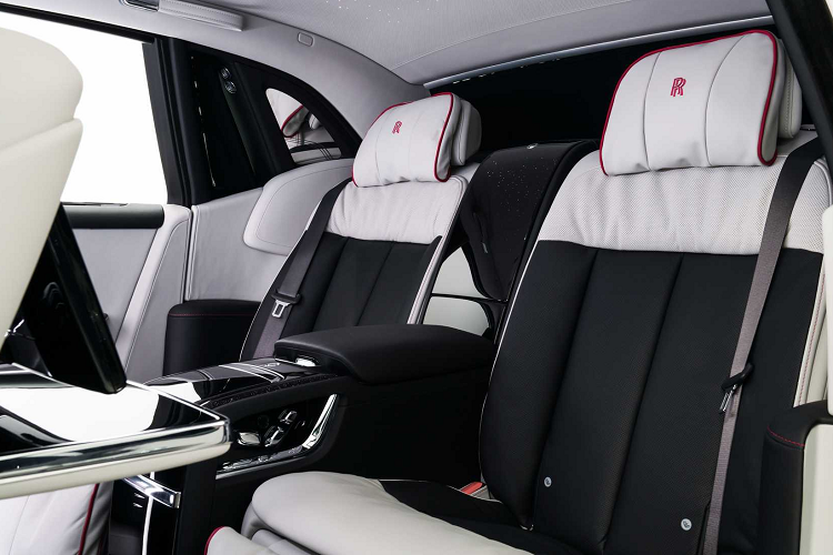 Michelle Lusby, Trưởng nhóm Thiết kế Bespoke tại văn phòng Rolls-Royce Private ở Dubai cho biết: “Chúng tôi coi dự án này là một cơ hội duy nhất để trao đổi ý tưởng giữa thế giới nghệ thuật và chuyên môn của chúng tôi về thiết kế, vật liệu và nghề thủ công. Cảm giác khám phá và cảm hứng được chia sẻ thực sự tỏa sáng từ những chiếc xe tuyệt vời này”.