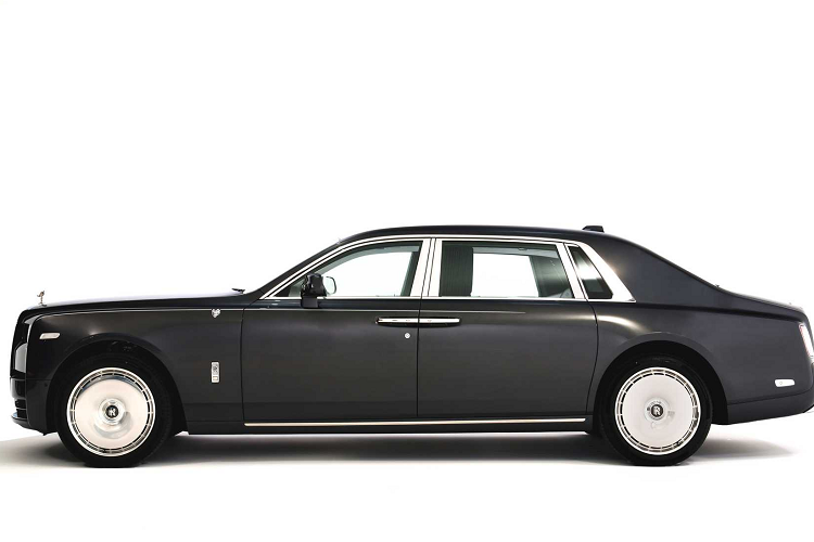 Điều khiến những chiếc xe này trở nên độc đáo chính là nghệ nhân mà Rolls-Royce đã hợp tác để tạo ra chúng. Rolls-Royce Abu Dhabi và Rolls-Royce Dubai đã khởi xướng dự án, ủy quyền cho nghệ sĩ người Anh Sacha Jafri cá nhân hóa tác phẩm nghệ thuật độc đáo trong Gallery, không gian bao quanh bằng kính chạy dọc theo chiều dài bảng điều khiển của Phantom.