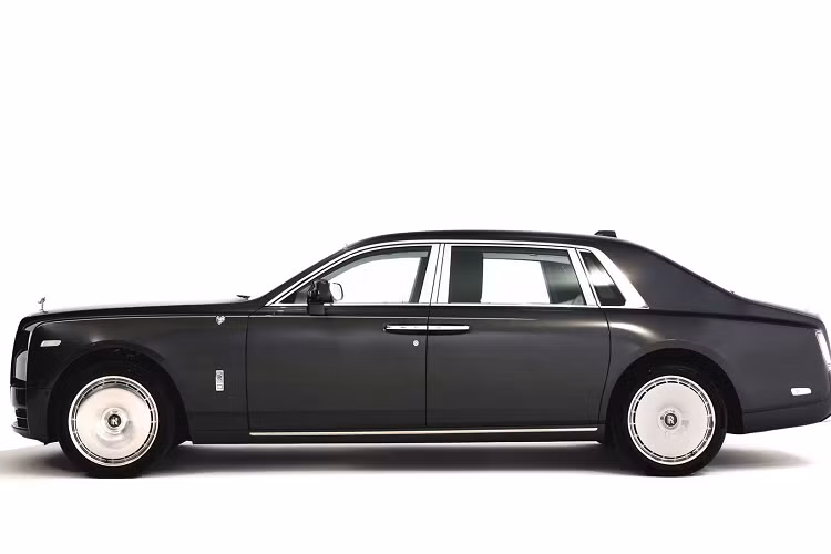 Điều khiến những chiếc xe này trở nên độc đáo chính là nghệ nhân mà Rolls-Royce đã hợp tác để tạo ra chúng. Rolls-Royce Abu Dhabi và Rolls-Royce Dubai đã khởi xướng dự án, ủy quyền cho nghệ sĩ người Anh Sacha Jafri cá nhân hóa tác phẩm nghệ thuật độc đáo trong Gallery, không gian bao quanh bằng kính chạy dọc theo chiều dài bảng điều khiển của Phantom.