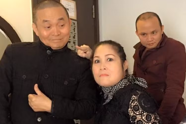 Xuân Nghĩa luôn muốn thoát ra khỏi cái bóng quá lớn của anh mình nên hạn chế nhắc đến Xuân Hinh. Việc làm em của một người quá thành công, lại có ngoại hình quá giống anh mình với Xuân Nghĩa không phải là lợi thế. Anh từng nói điều này đôi khi trở thành áp lực nặng nề trên con đường làm nghề.