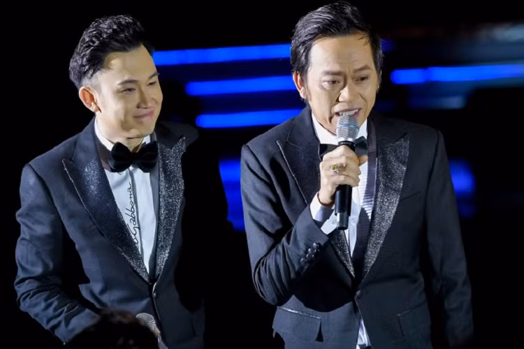 Hoài Linh luôn là người định hướng, dìu dắt ngay từ khi em trai bước chân vào nghệ thuật. Dương Triệu Vũ cũng đã thành công và trở thành nam ca sĩ nổi tiếng trong showbiz Việt.