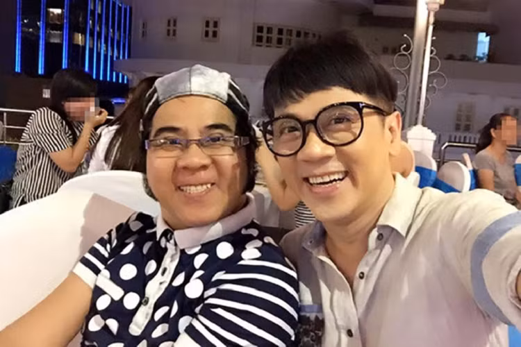 NSƯT Thành Lộc cũng có một người anh trai là nghệ sĩ cải lương tài năng - Bạch Long. Dù là anh em nhưng họ ít song hành trên sân khấu, trong phim ảnh hay ở các sự kiện văn hóa giải trí. 