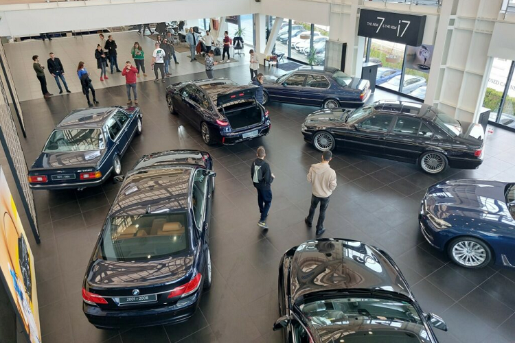 Màn hình trung tâm của xe cũng tăng kích thước gấp đôi, tạo hình giống như một chiếc tivi và chính là cảm hứng để tạo nên màn hình Theater Screen 31,3 inch ngày nay xuất hiện trong BMW 7-Series thế hệ mới nhất.