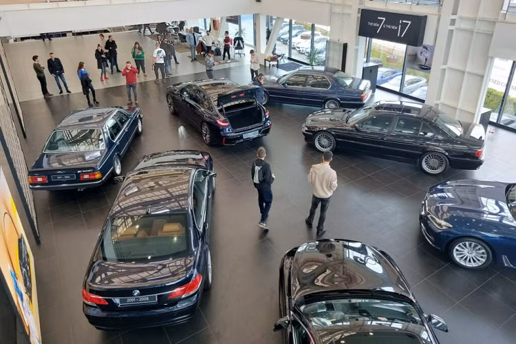 Màn hình trung tâm của xe cũng tăng kích thước gấp đôi, tạo hình giống như một chiếc tivi và chính là cảm hứng để tạo nên màn hình Theater Screen 31,3 inch ngày nay xuất hiện trong BMW 7-Series thế hệ mới nhất.